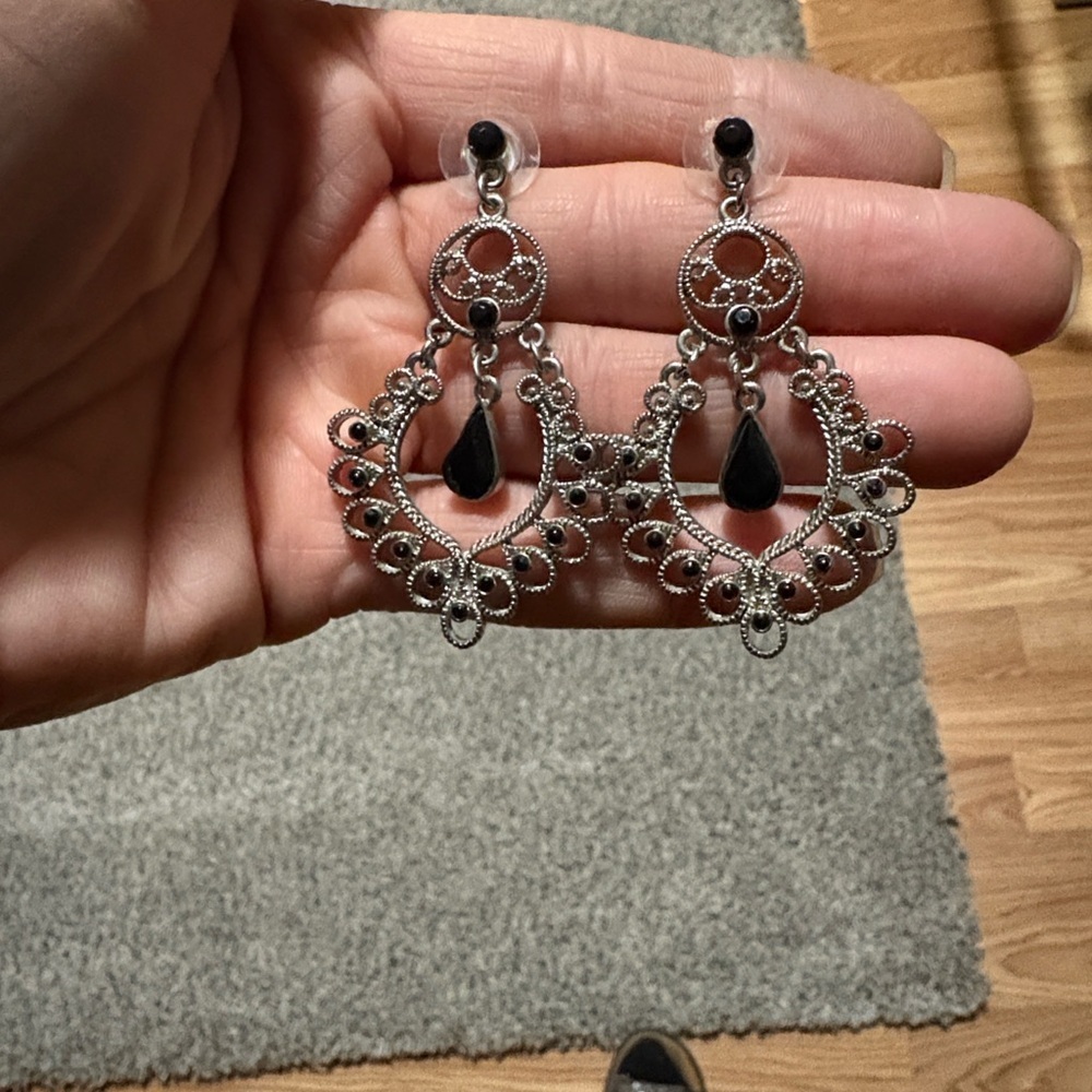 VINTAGE BLACK STONE SILVER-TONE FILIGREE DROP DANGLE POST 2.2" EARRINGS